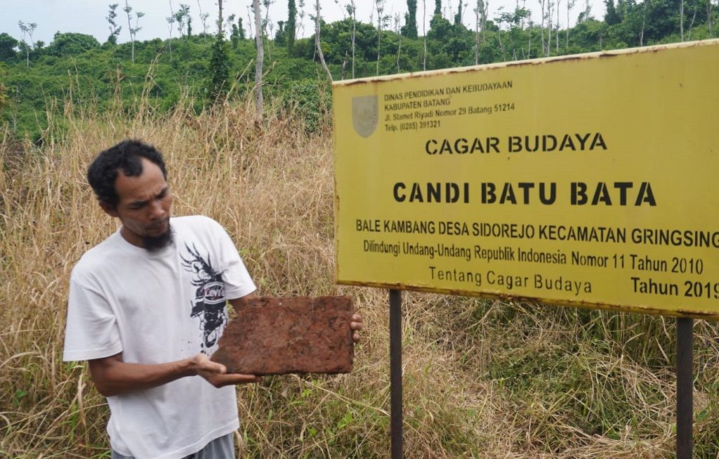 Petugas menunjukkan serpihan bata penguburan situs candi bata di Kawasan Industri Terpadu Batang, Jawa Tengah, beberapa waktu lalu.