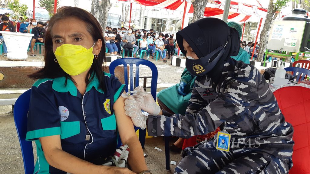 Serbuan vaksinasi dalam rangka mencapai target satu juta penerima vaksin per hari digelar di Markas Kepolisian Daerah Nusa Tenggara Timur, Kupang, NTT, pada Sabtu (26/6/2021). Kegiatan tersebut juga dalam rangka HUT Bhayangkara.