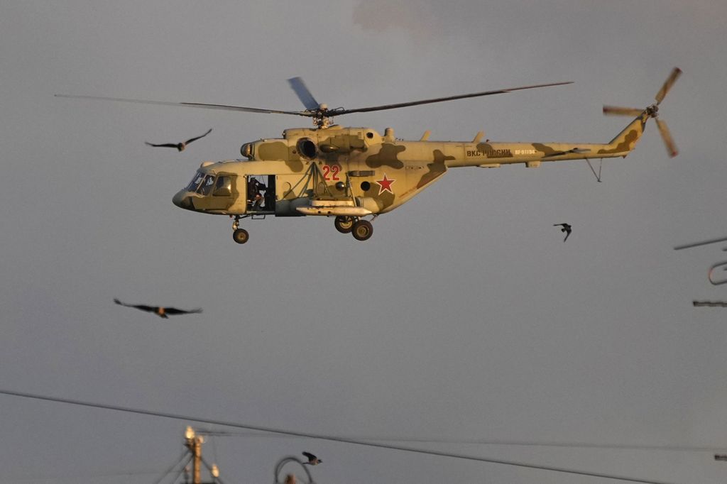 Helikopter militer Mi-8 terbang di atas kota St Petersburg, Rusia, saat KTT Rusia-Afrika, 28 Juli 2023. 