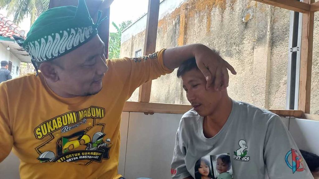 Anggota DPRD Kabupaten Sukabumi, Andri Hidayana (kiri), menunjukkan luka memar di wajah Benal (35), korban salah tangkap anggota Kepolisian Resor Sukabumi, Jawa Barat, Kamis (9/11/2023).