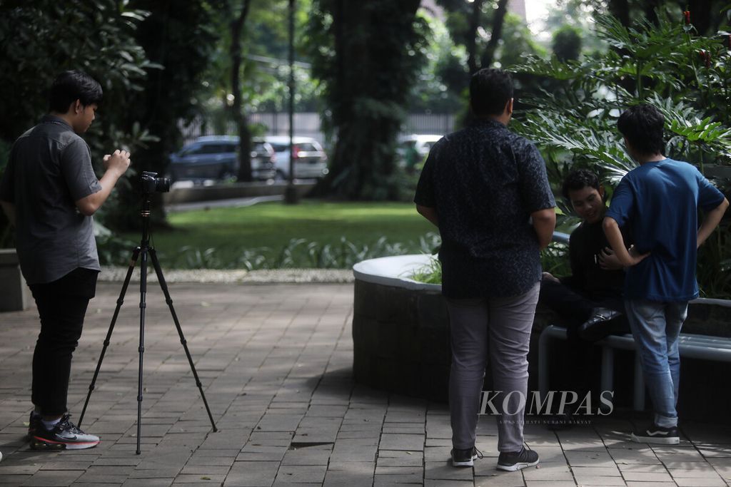 Sekelompok remaja membuat konten di kawasan Taman Suropati, Menteng, Jakarta Pusat, Sabtu (6/5/2023). Taman yang terletak di lokasi yang strategis ini telah menjadi episentrum bagi beragam kegiatan publik yang bermanfaat.