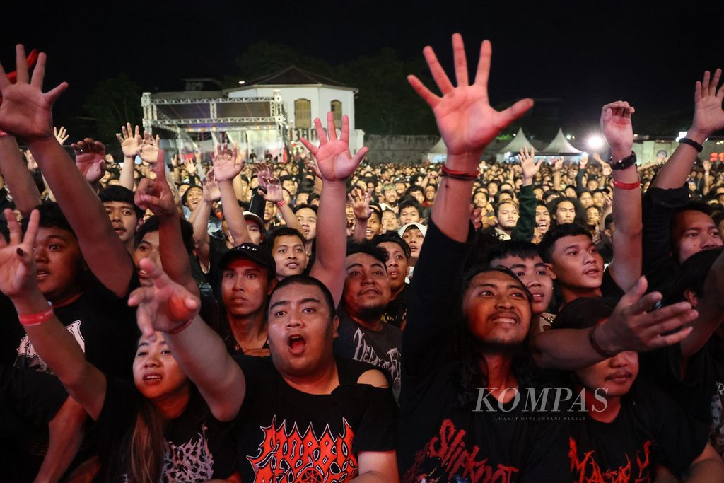 Foto Ilustrasi. Penonton menyaksikan penampilan grup Down for Life dari Surakarta dalam konser festival Rock in Solo di Benteng Vastenburg, Surakarta, Jawa Tengah, Minggu (30/10/2022). 