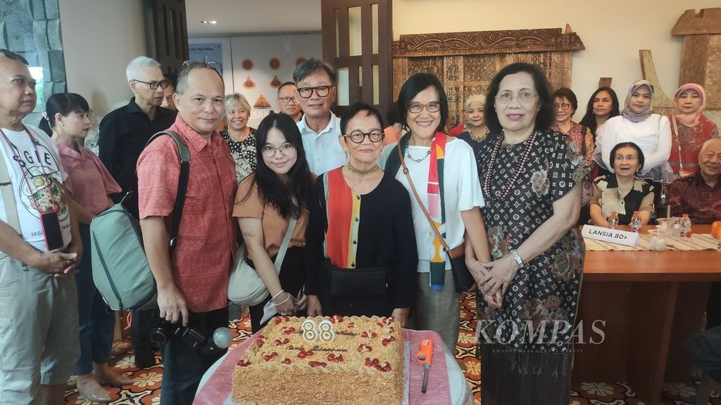 Carla Bianpoen saat berpose bersama keluarga dan koleganya dalam perayaan ulang tahunnya ke-88.