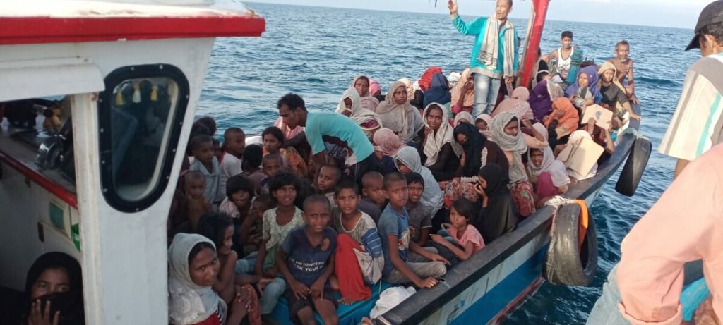 Sebanyak 94 orang imigran Rohingya saat berada dalam kapal di perairan Kabupaten Aceh Utara, Aceh, Rabu (24/6/2020).