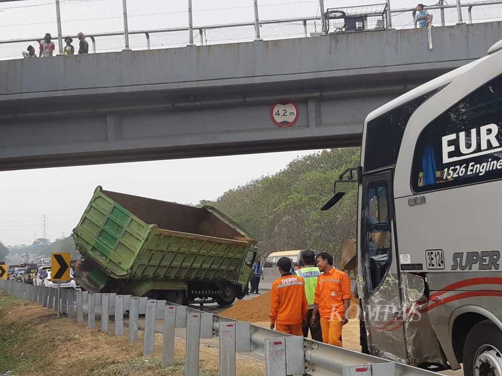 Kecelakaan di Jalan Tol Cipularang, Senin (2/9/2019).