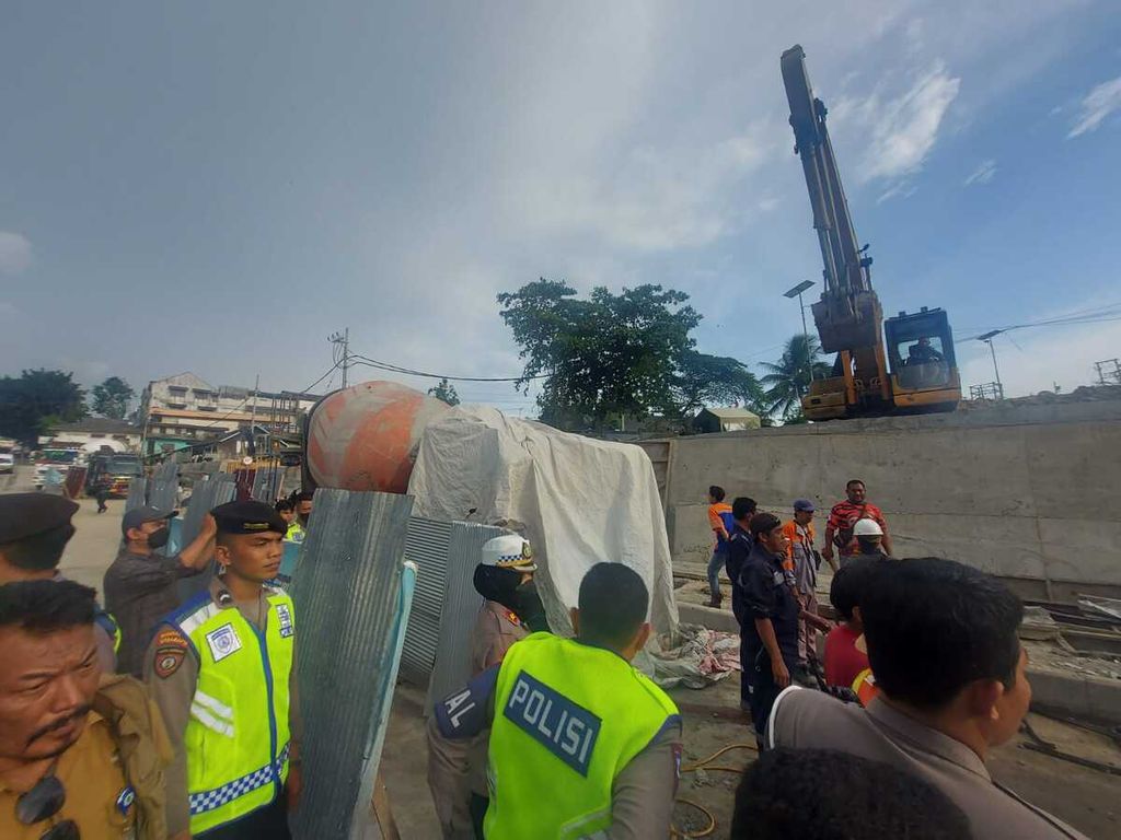 Kondisi lokasi kecelakaan truk molen yang diduga gagal mengerem menabrak truk molen lain yang terparkir di sekitar Simpang Muara Rapak, Kota Balikpapan, Kalimantan Timur, Selasa (27/12/2022). Seorang sopir meninggal dunia.