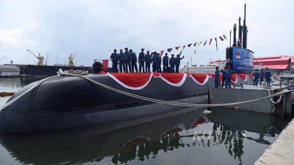 Pekerja Gugus Tugas Kapal Selam berada diatas kapal saat peluncuran Kapal selam KRI Alugoro-405 di Dermaga Fasilitas Kapal Selam PT PAL di Surabaya, Jawa Timur, Kamis (11/4/2019). Kapal tersebut resmi diluncurkan oleh Menteri Pertahanan RI Jenderal TNI (purn) Ryamizard Ryacudu. Kapal selam diesel electric submarine U209/1400 tersebut merupakan kapal selam yang dibangun dengan skema alih teknologi antara Daewoo Shipbuilding Marine And Engineering (DSME) Korea Selatan dengan PT PAL Surabaya.  
