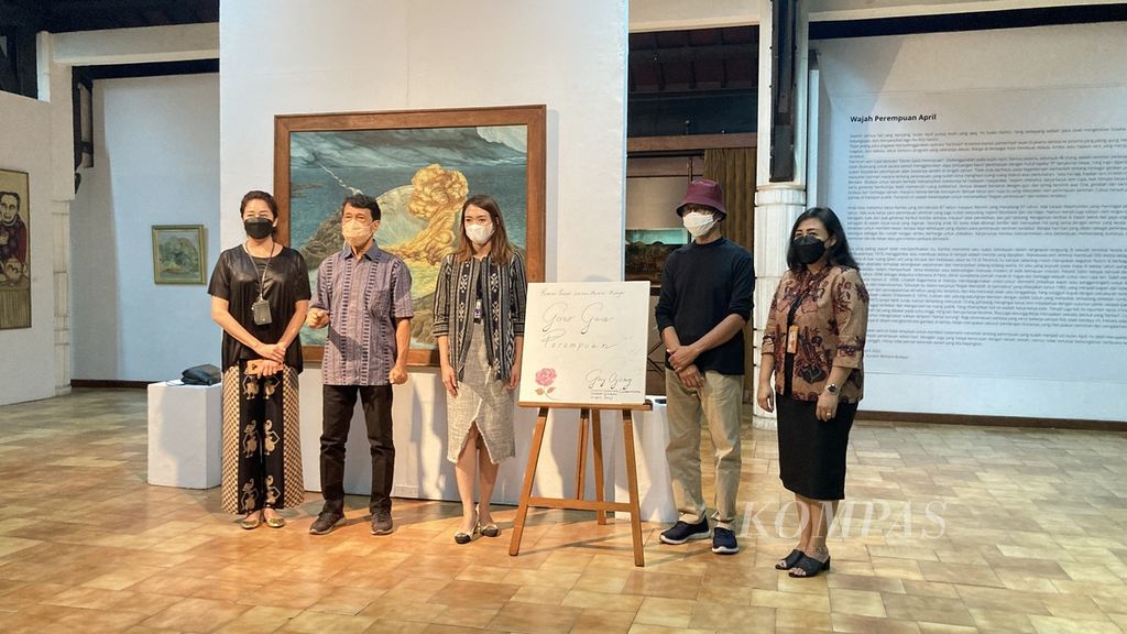 Suasana pameran seni "Gores Garis Perempuan" di Bentara Budaya Jakarta, Jakarta, Rabu (13/4/2022). Pameran ini diselenggarakan secara hibrida pada 14-23 April 2022. Ada 48 karya dari 46 perupa yang dipamerkan.