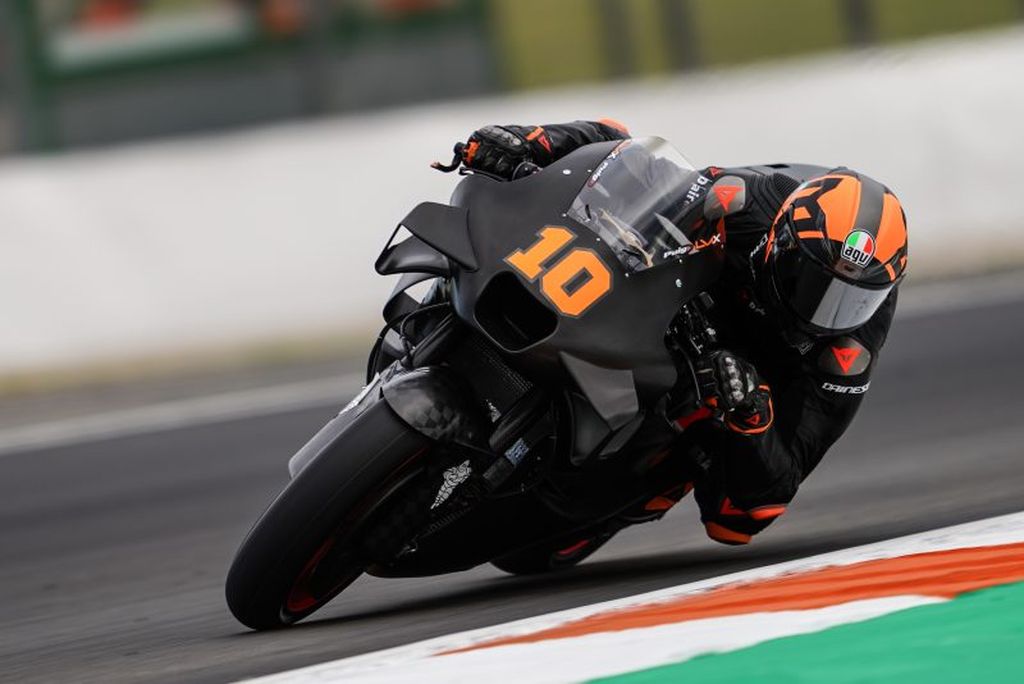 Luca Marini memacu motor Honda RC213V dalam tes akhir musim MotoGP 2023 di Sirkuit Ricardo Tormo, Valencia, pada 28 November lalu. Marini menggantikan Marc Marquez yang pindah ke Gresini Racing.