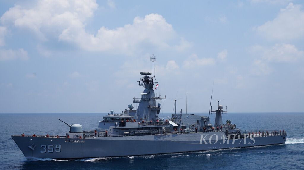 KRI Usman Harun-359 melintas di samping KRI Semarang-594 saat Gladi Tugas Tempur Tingkat-III/L-3 Komando Armada 1 di Laut Jawa.