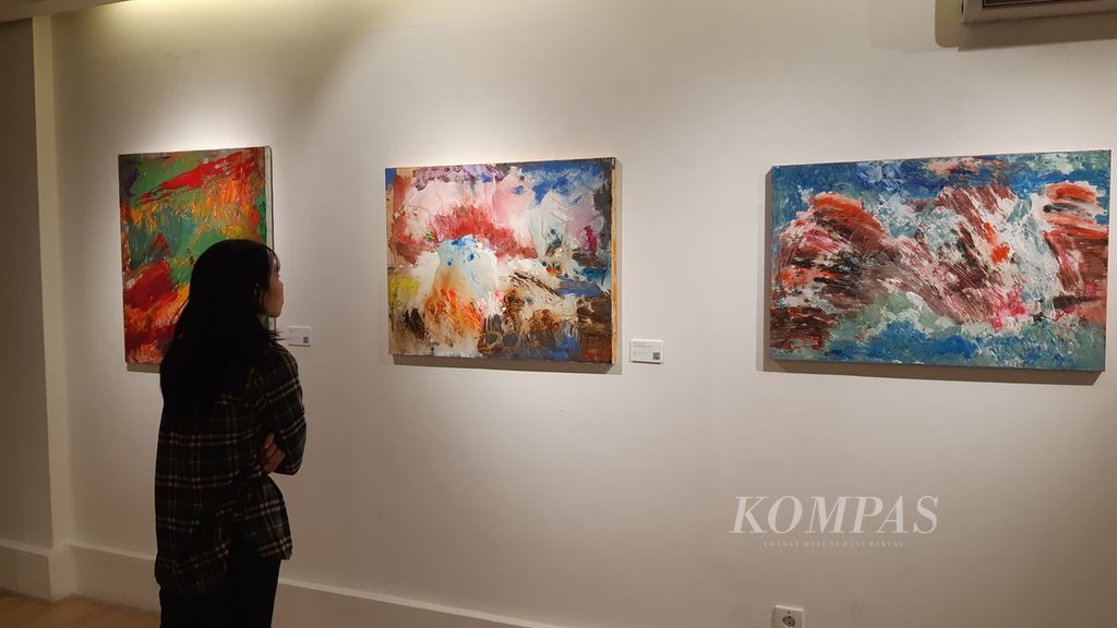 Deretan lukisan abstrak karya penyintas <i>down sydrome</i> Diego Luister Berel (23) ditampilkan di pameran Beyond Boundaries - A Canvas of Infinite Abilities di Galeri Artsphere, Dharmawangsa Square, Jakarta, Selasa (2/4/2024). 