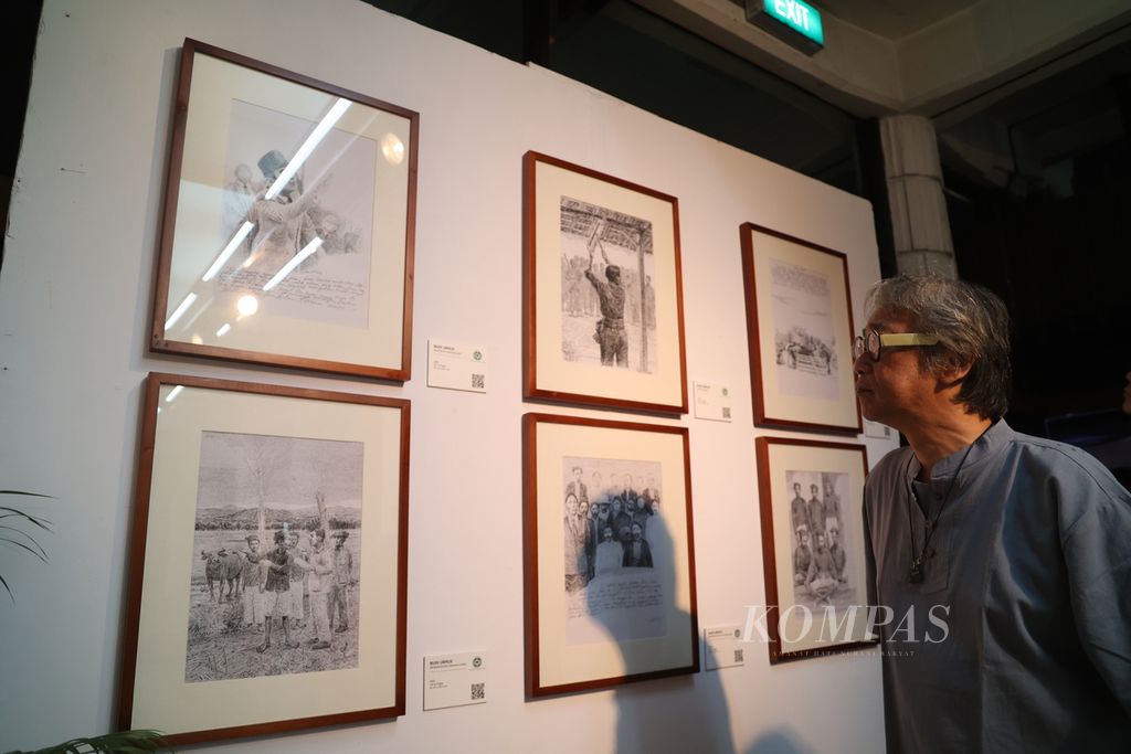 Budayawan Butet Kartaredjasa menyimak sketsa karya Budi Ubrux saat pembukaan pameran dan peluncuran buku <i>Ratu Adil </i>karya Sindhunata di Bentara Budaya Jakarta, Kamis (11/1/2024). 
