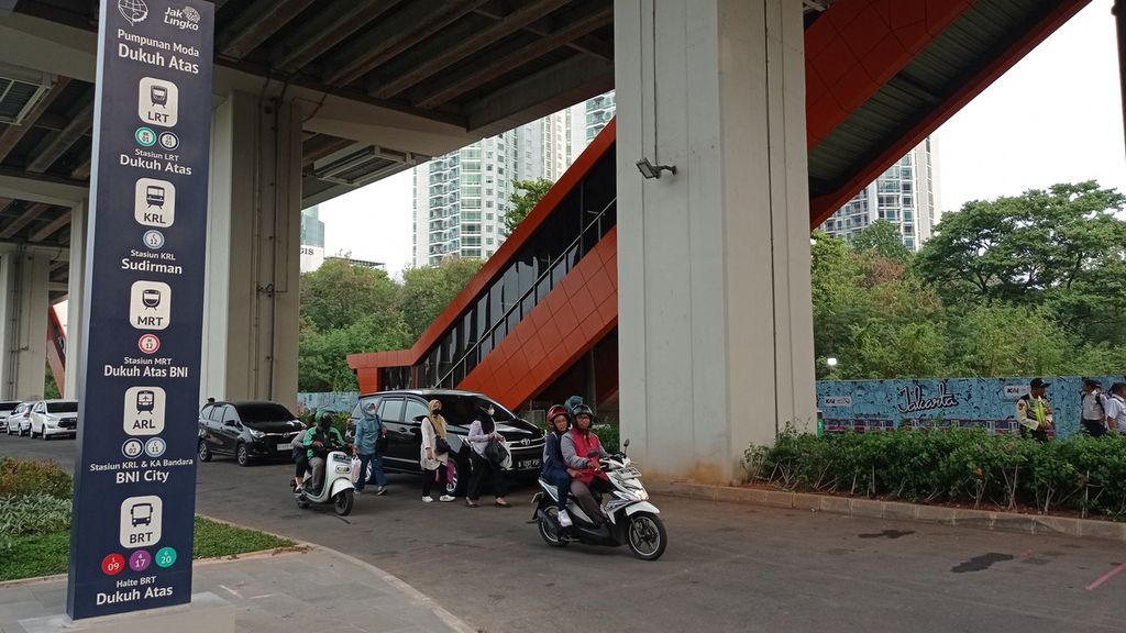 Penunjuk arah menuju Stasiun LRT Dukuh Atas, Jakarta Pusat, Rabu (13/9/2023). LRT Jabodebek masih mengalami kendala operasional, seperti pengereman yang belum nyaman bagi penumpang dan gangguan pada pintu, sejak beroperasi 28 Agustus lalu.