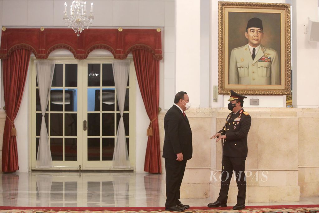 Ketua KPK Filri Bahuri berbincang dengan Kapolri Jenderal (Pol) Listyo Sigit Prabowo (kanan) sebelum mengikuti pengucapan janji Johanis Tanak sebagai Wakil Ketua KPK sisa jabatan 2019-2023 di Istana Negara, Jakarta, Jumat (28/10/2022). 