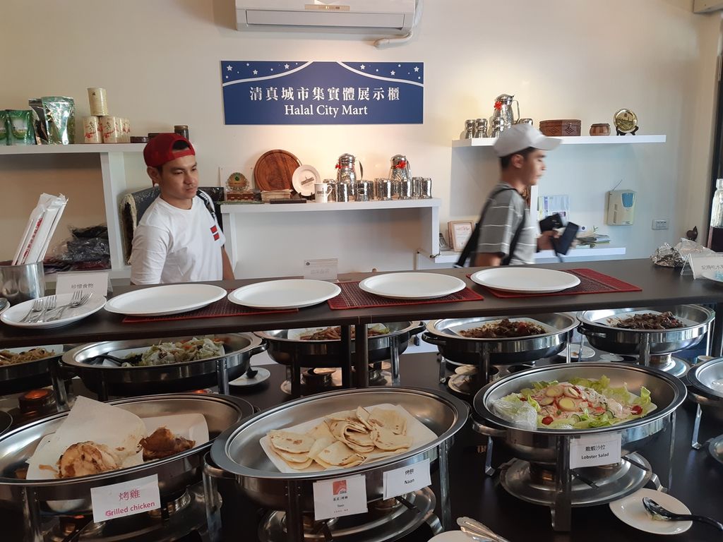 Makanan halal disajikan di Restoran Halal City Mart di Taitung, tenggara Taiwan, Senin (29/7/2019). Restoran halal mudah ditemukan di sejumlah kota di Taiwan, termasuk di Taitung yang penduduk Muslimnya hanya sekitar 300 orang dan sebagian besar pekerja migran asal Indonesia.