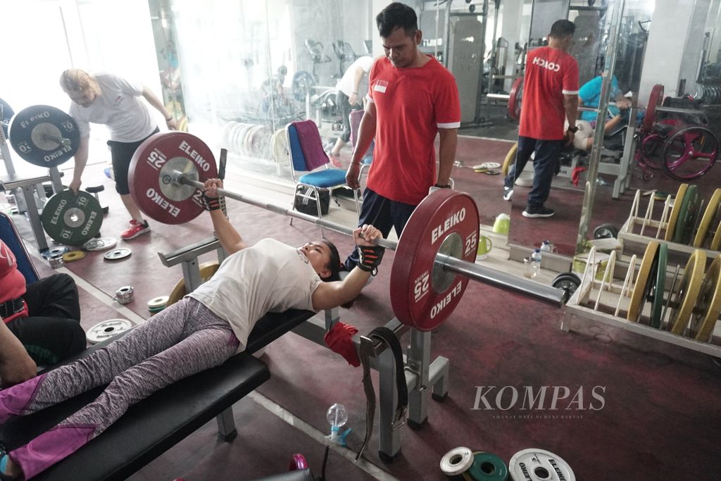 Atlet angkat berat pelatnas ASEAN Para Games 2020 Ni Nengah Widiasih (27) berlatih di Solo, Jawa Tengah, Rabu (12/2/2020).