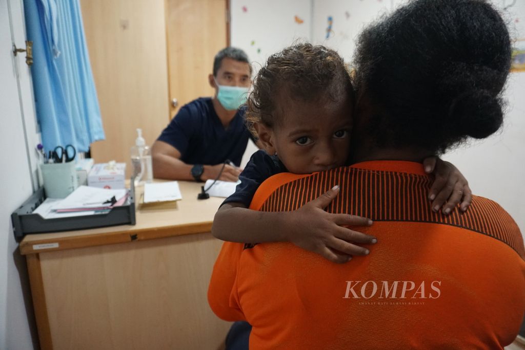 Seorang anak digendong oleh ibunya yang sedang berkonsultasi dengan dokter spesialis anak di Rumah Sakit Apung Nusa Waluya 2 di Distrik Seget, Sorong, Papua Barat Daya, Kamis (7/12/2023).
