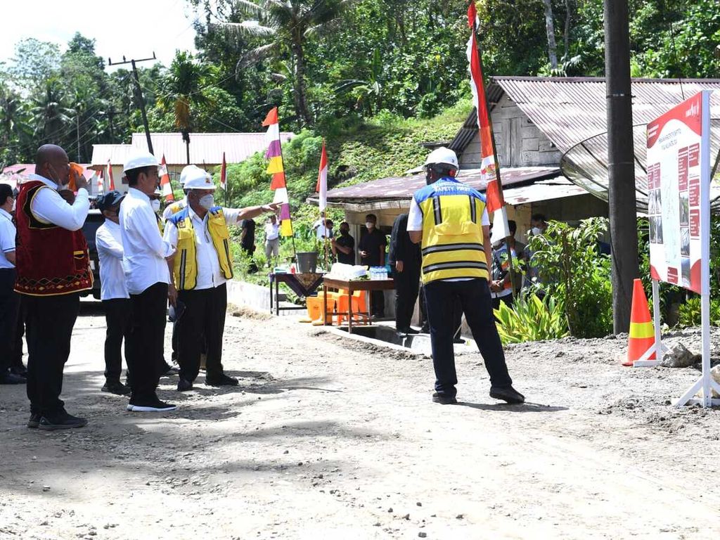 Presiden Joko Widodo saat meninjau proyek peningkatan struktur Jalan Laehuwa-Ombolata-Tumula-Faekhuna’a di Kabupaten Nias Utara, Provinsi Sumatera Utara, pada Rabu (6/7/2022).
