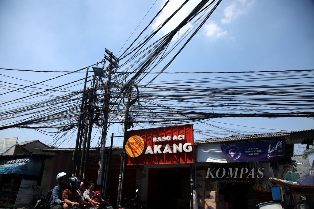 Kabel utilitas terlihat semrawut di Jalan Rawa Belong 2, Palmerah, Jakarta Barat, Selasa (1/8/2023). 