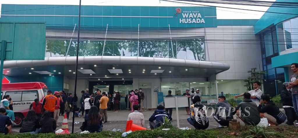 Suasana di depan RS Wava Husada, Kabupaten Malang, Jawa Timur, Minggu (2/10/2022). Rumah sakit ini merupakan salah satu dari sejumlah rumah sakit yang menangani korban kerusuhan suporter sepak bola. 