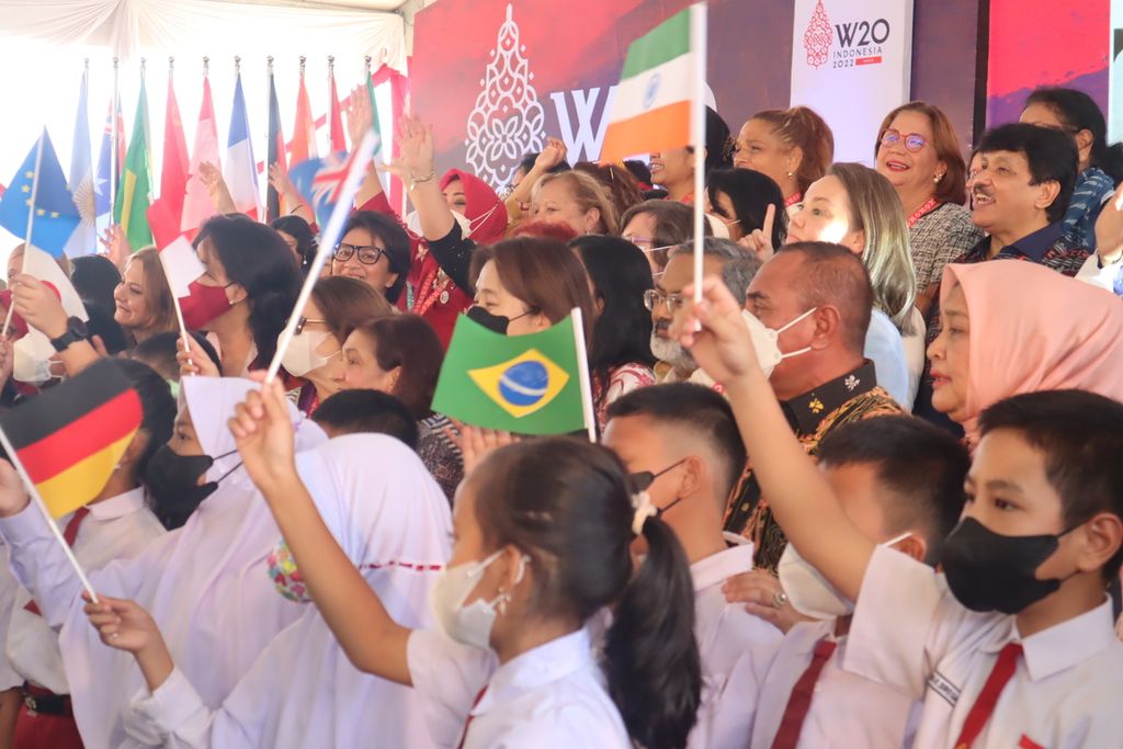 Para pelajar SD berfoto bersama delegasi dari sejumlah negara dalam pembukaan W20 di Parapat, Simalungun, Sumut, Selasa, (19/7/2022).