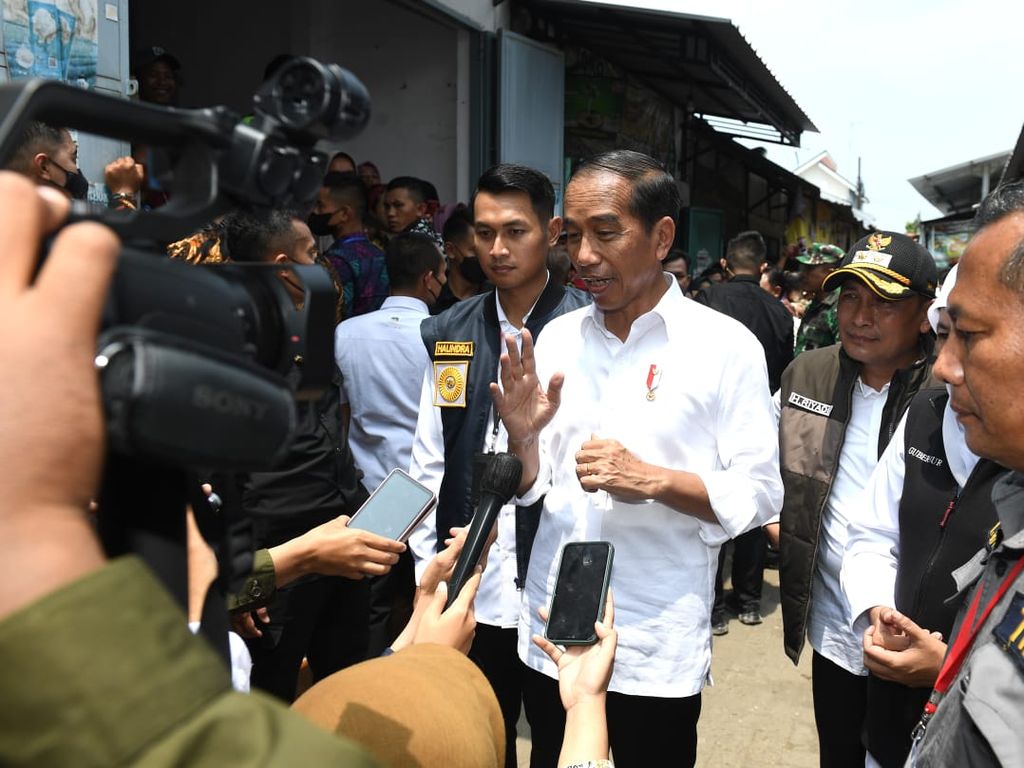 Presiden Joko Widodo memberikan keterangan kepada wartawan seusai mengecek langsung harga komoditas pangan di Pasar Sambonggede, Kabupaten Tuban, Jawa Timur, Kamis (6/4/2023).