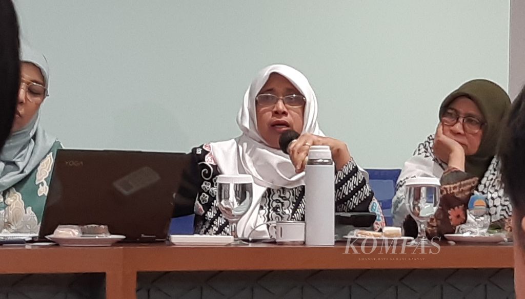 Anggota Dewan Pakar Lembaga Resiliensi Bencana Muhammadiyah, Rahmawati Husein, menjelaskan skema bantuan kemanusiaan untuk warga Palestina dalam diskusi Penanganan Krisis Kemanusiaan di Gaza di Depok, Jawa Barat, Jumat (10/11/2023). 