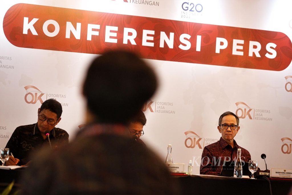 Ketua Dewan Komisioner Otoritas Jasa Keuangan (OJK) Mahendra Siregar mendengarkan pertanyaan yang diajukan wartawan saat konferensi pers OJK terkait hasil rapat dewan komsioner bulanan di Jakarta, Senin (5/9/2022). 