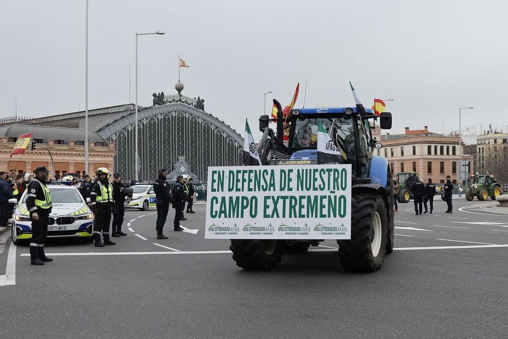 Unjuk rasa petani di Madrid, Spanyol, pada 15 Februari 2024.