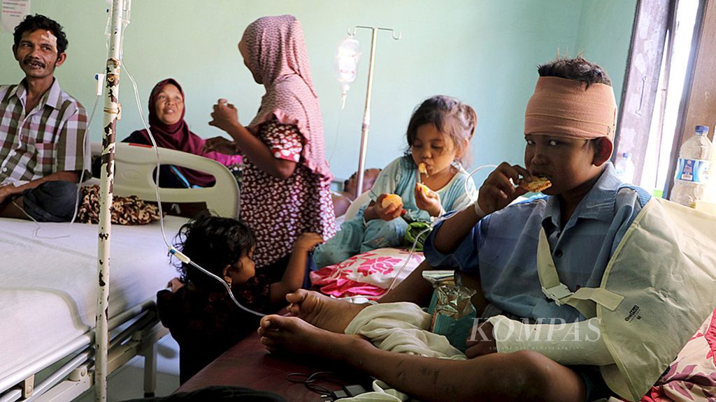 Zainudin (10), korban gempa bumi Aceh, bermain gawai di Rumah Sakit Umum Chik Ditiro Sigli, Pidie, Aceh, Sabtu (10/12/2016). Ia mengalami patah tangan, luka di kepala, dan trauma. Ribuan anak memerlukan penyembuhan trauma psikologis akibat gempa yang juga menewaskan 101 orang itu.