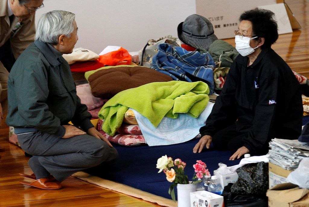 Kaisar Jepang Akihito (kiri), 11 Mei 2011, berbincang-bincang dengan pengungsi di pusat relokasi bagi warga yang meninggalkan rumah mereka akibat ancaman radiasi oleh reaktor Fukushima yang rusah dihantam tsunami, beberapa bulan sebelumnya.