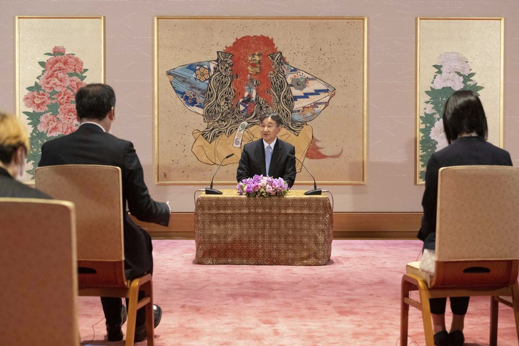   Kaisar Jepang Naruhito menyampaikan rencana kunjungan ke Indonesia kepada wartawan di Istana Kekaisaran di Tokyo, Jepang, Kamis (15/6/2023). 
