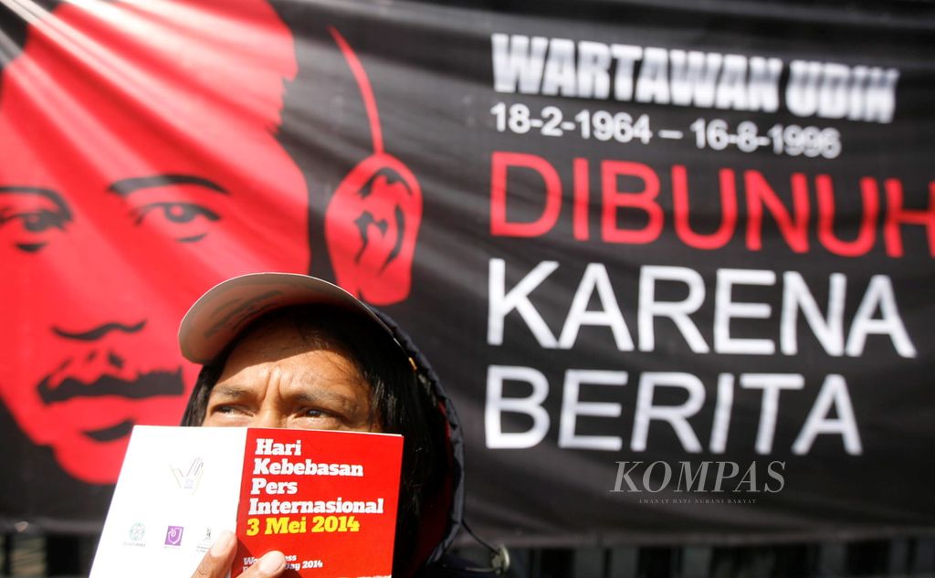 Sejumlah pewarta dari Aliansi Jurnalis Independen (AJI) Bandung, seniman, dan beberapa elemen masyarakat menggelar aksi peringatan Hari Kebebasan Pers Internasional di depan Gedung Sate, Bandung, Jawa Barat, Sabtu (3/5). 