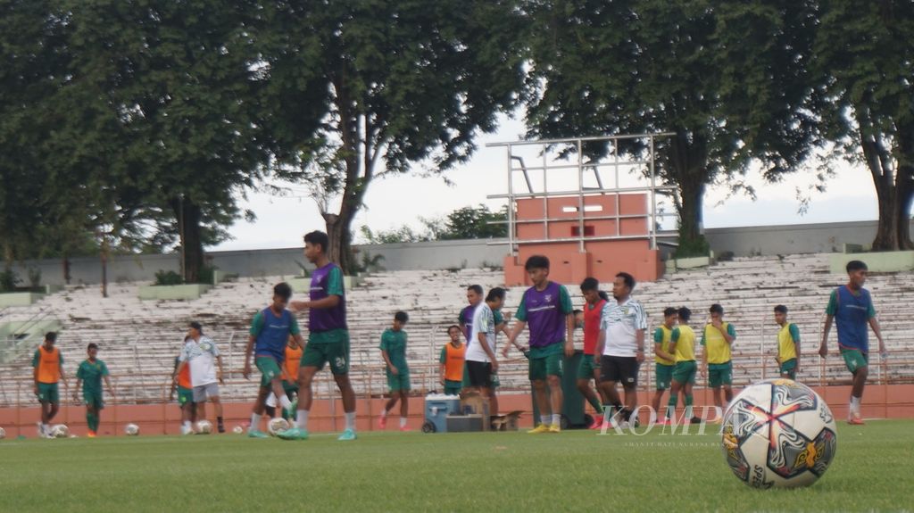 Suasana latihan perdana Persebaya Surabaya di Stadion Gelora 10 November (dahulu Stadion Tambaksari), Surabaya, Jawa Timur, Rabu (10/5/2023). Persebaya terus bersiap untuk menjalani musim baru Liga 1 yang direncanakan berlangsung 1 Juli 2023-31 Mei 2024.