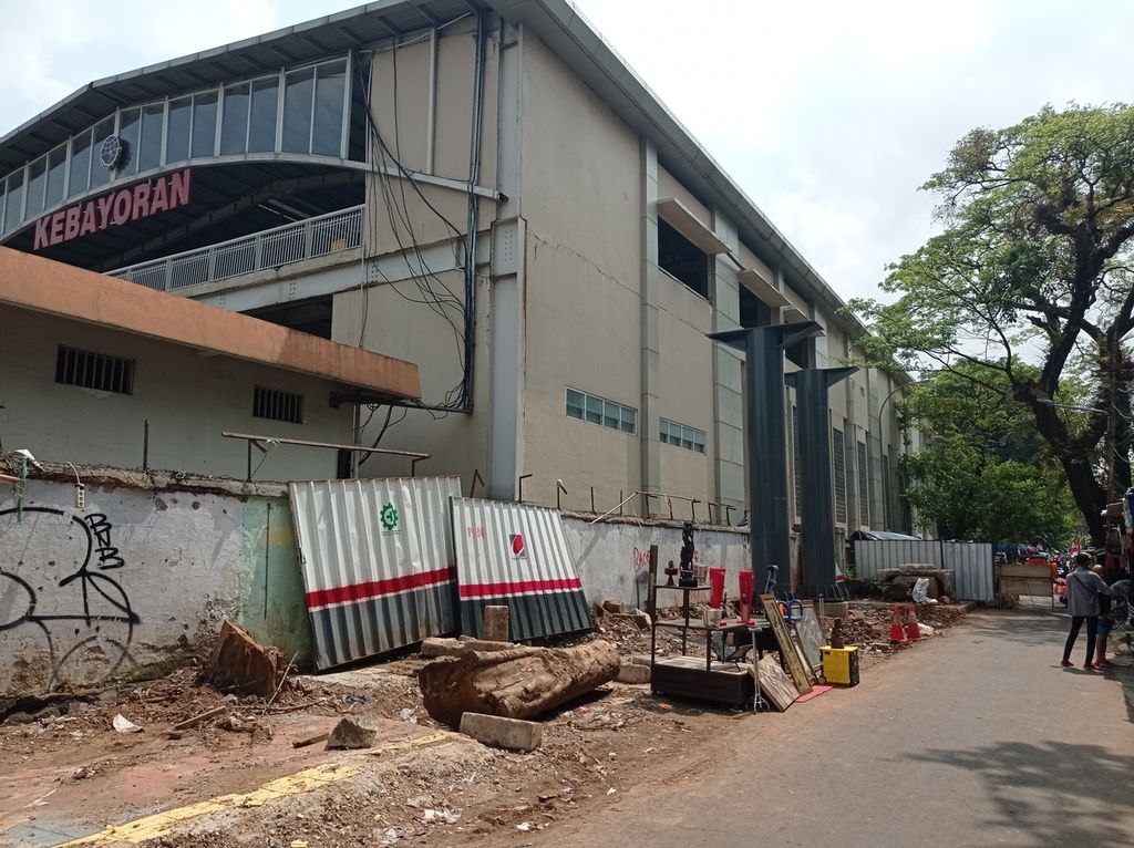 Pilar beton di sisi selatan Stasiun Kebayoran Lama, Jakarta Selatan, Selasa (9/8/2022). Pilar tersebut merupakan bagian dari pembangunan <i>skywalk</i> yang akan menghubungkan stasiun dengan Halte Transjakarta Koridor 8 dan Koridor 13.
