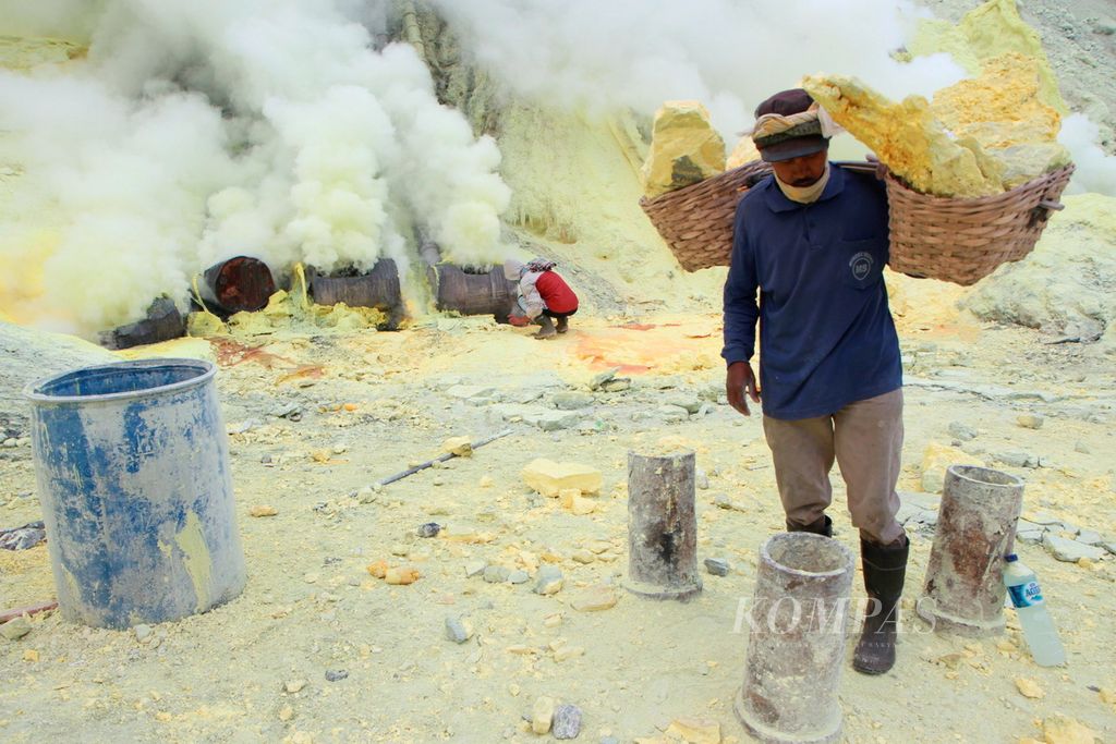 Petambang memikul belerang yang diambil di area Kawah Ijen, Jawa Timur, Selasa (12/11/2013). Dalam sehari, seorang petambang rata-rata dapat membawa belerang antara 60 kilogram dan 140 kilogram dengan imbalan Rp 780 per kilogram.