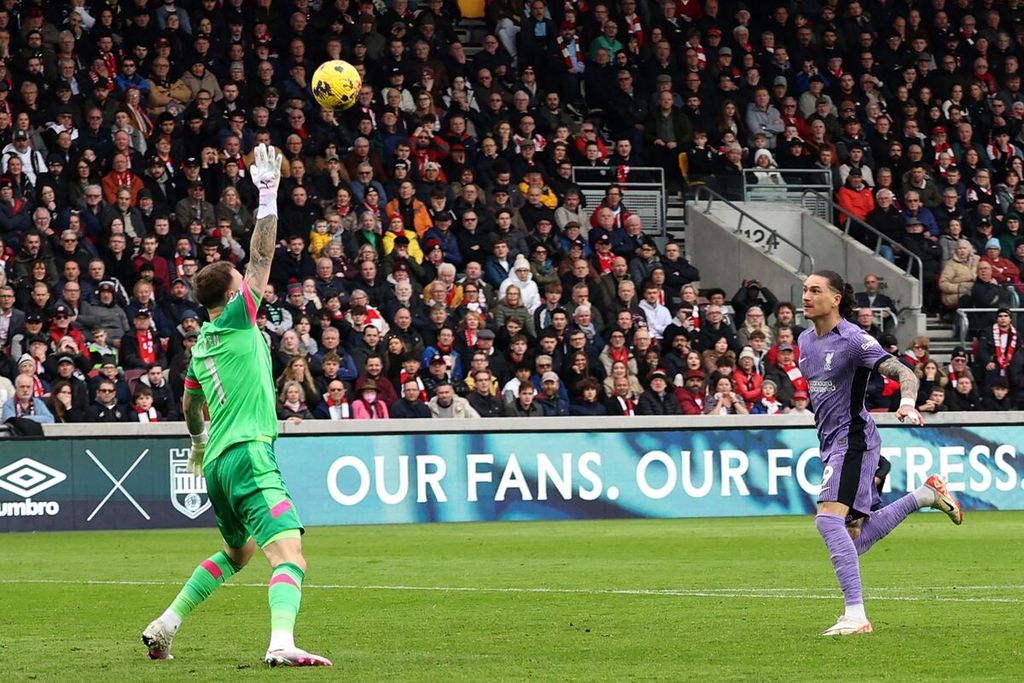 Striker Liverpool, Darwin Nunez, mencetak gol ke gawang Brentford pada laga Liga Inggris, Sabtu (17/2/2024). Nunez juga mengalami masalah sehingga harus ditarik keluar di pertengahan babak.