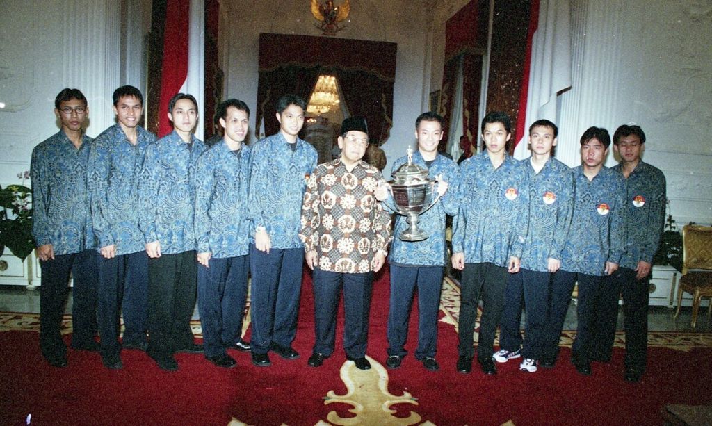 President Abdurrahman Wahid, on Monday (May 22, 2000), received successful Indonesian badminton players who defended the Thomas Cup. From left to right, Sigit Budiarto, Marlev Mainaky, Ricky Subagja, Rexy Mainaky, Hariyanto Arbi, Hendrawan, Taufik Hidayat, Tony Gunawan, Antonius Budi Ariantho, and Candra Wijaya.