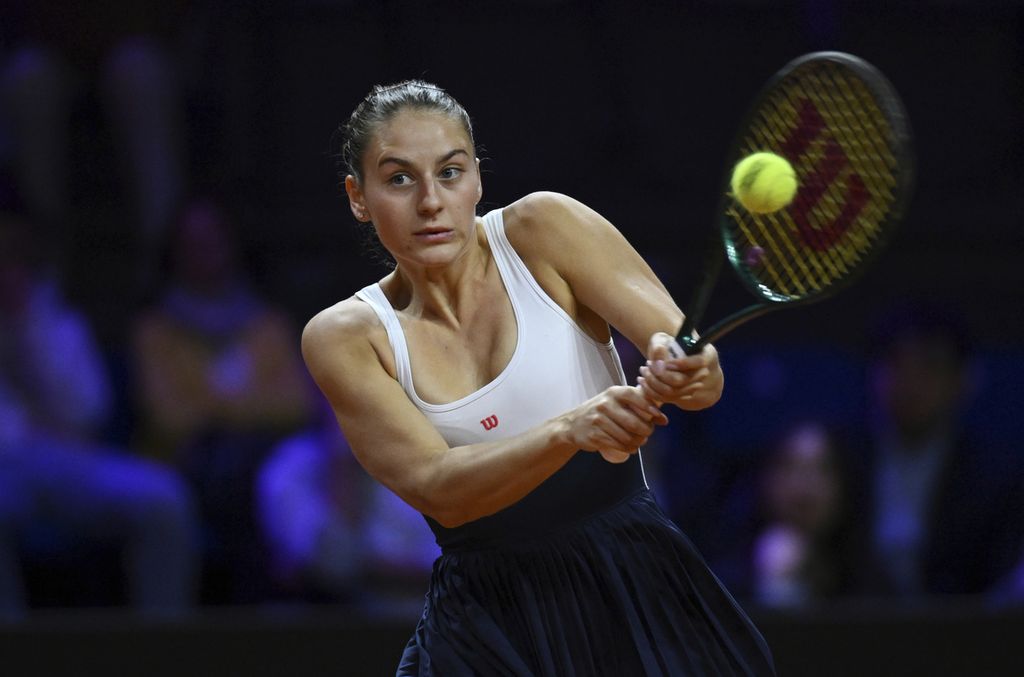 Tennis player Marta Kostyuk hits the ball during her match against Coco Gauff in the quarterfinals of the WTA 500 Stuttgart at Porsche Arena, Stuttgart, Germany, on Friday (19/4/2024). Kostyuk advances to the semifinals after defeating Gauff with a score of 3-6, 6-4, 7-6 (6).