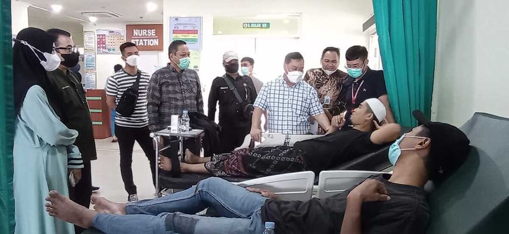 Belasan orang dirawat di RSUD Dr Murjani Sampit diduga karena keracunan makanan seusai menyantap kudapan di Sampit, Kotawaringin Timur, Kalteng, Sabtu (1/4/2023).