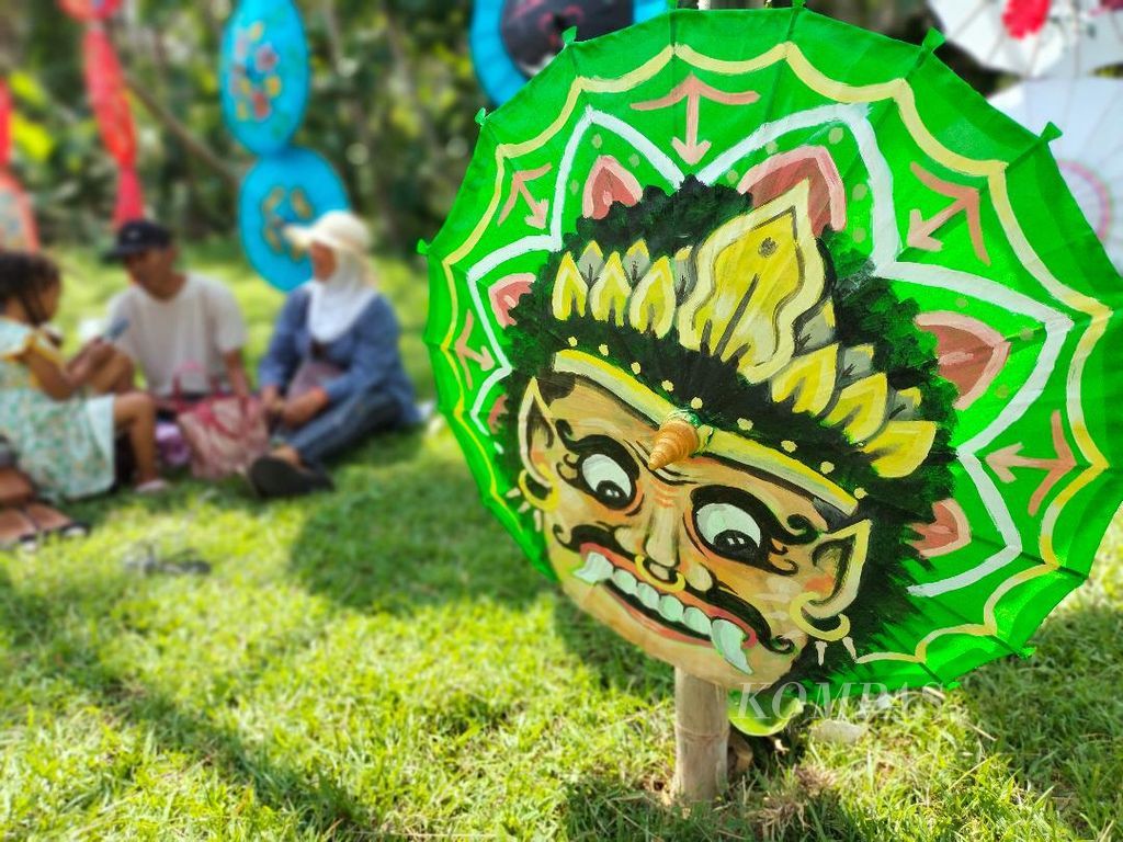 Beragam gambar dilukiskan di atas payung <i>chatra </i>karya para pemuda dari 20 desa di Kecamatan Borobudur, seperti terlihat pada Jumat (22/12/2023).
