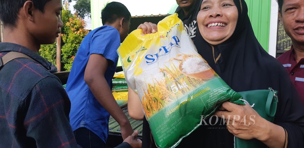 Warga Sidoarjo tersenyum lebar setelah berhasil membeli beras SPHP di acara pasar murah Dinas Pertanian dan Ketahanan Pangan Sidoarjo, Jumat (8/3/2024). Warga rela antre berjam-jam demi beras murah.