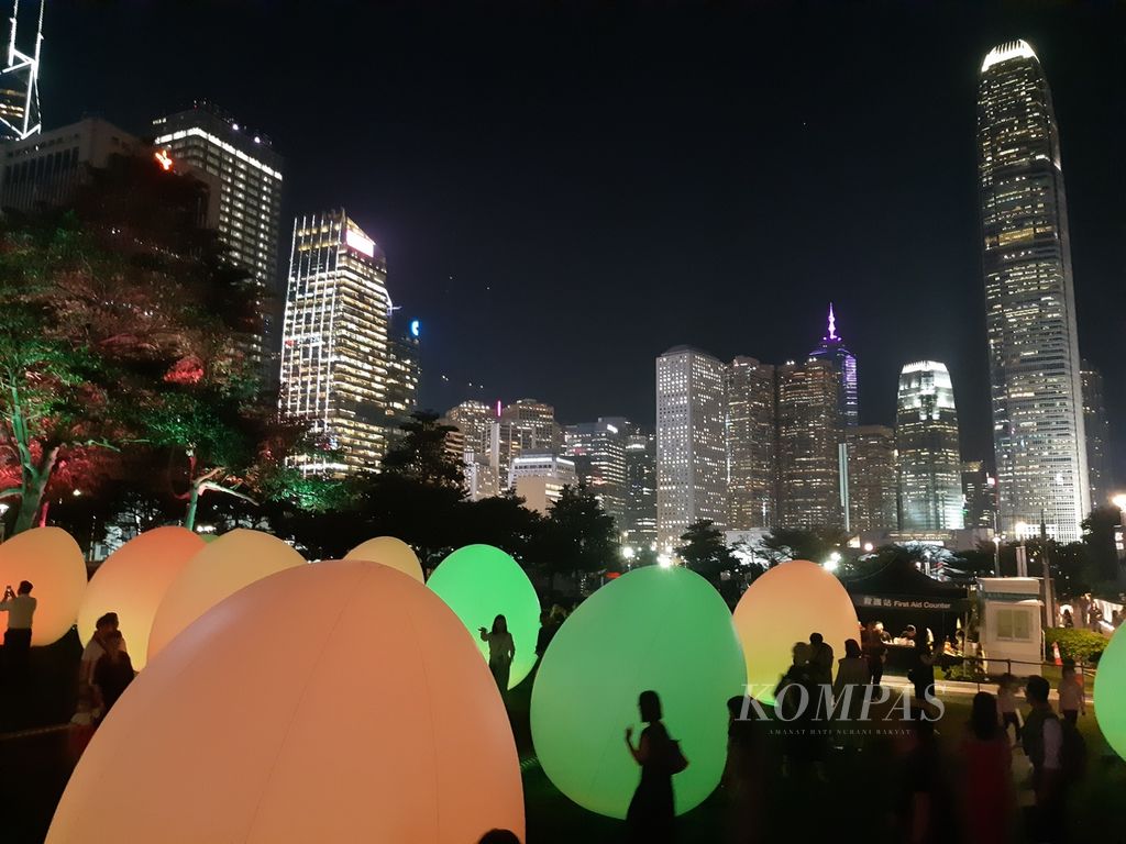 Instalasi seni ciptaan TeamLab dipamerikan di Taman Tamar, Hong Kong, Selasa (26/3/2024). Ini menjadi salah satu daya tarik wisatawan untuk berkunjung ke Hong Kong.