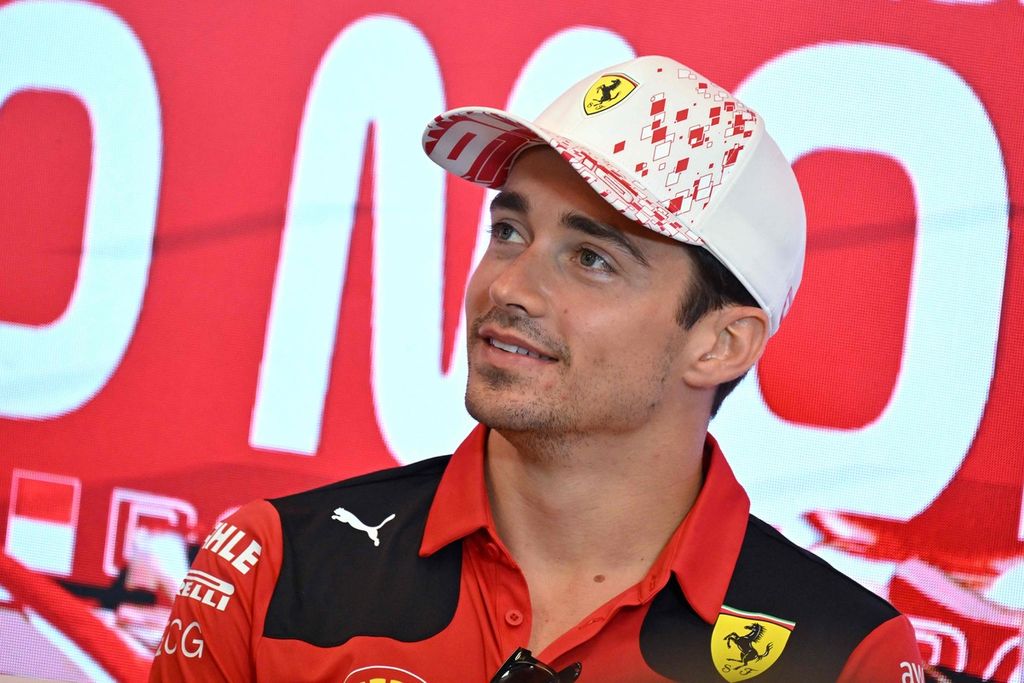 Pebalap Ferrari asal Monako, Charles Leclerc, mengikuti konferensi pers menjelang balapan di Monako, Kamis (25/5/2023).