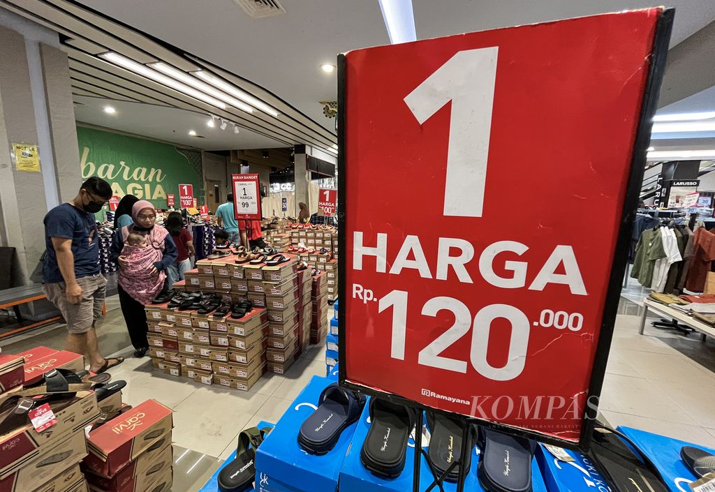 Pengunjung memilih produk alas kaki di sebuah pusat perbelanjaan di Ciledug, Kota Tangerang, Banten, Selasa (9/4/2024). Dalam masa Lebaran biasanya terjadi lonjakan belanja masyarakat yang didukung cairnya gaji dan tunjangan hari raya atau THR.