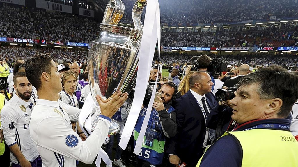 Pemain Real Madrid Cristiano Ronaldo memegang piala juara Liga Champions setelah mengalahkan Juventus pada laga final di Cardiff, Wales, 3 Juni 2017.