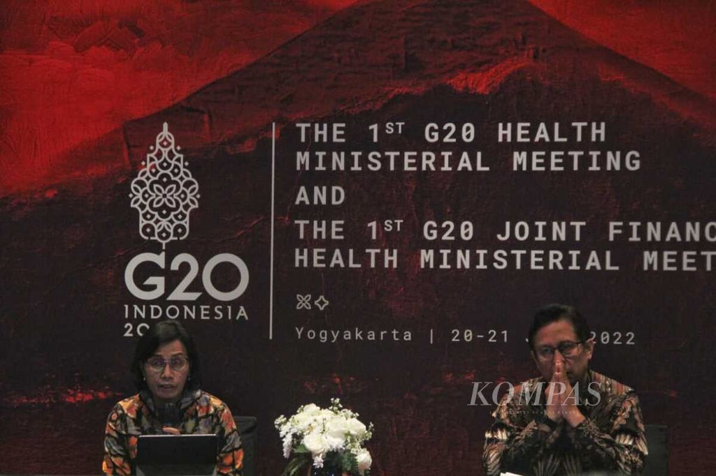 Menteri Keuangan Sri Mulyani Indrawati dan Menteri Kesehatan Budi Gunadi Sadikin memberikan keterangan dalam konferensi pers seusai Pertemuan Gabungan Menteri Keuangan dan Kesehatan G20, Selasa (21/6/2022) malam. 