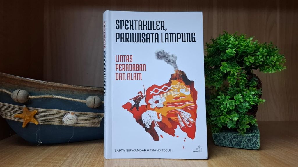 Halaman muka buku berjudul <i>Spektakuler, Pariwisata Lampung: Lintas Peradaban dari Alam.</i>