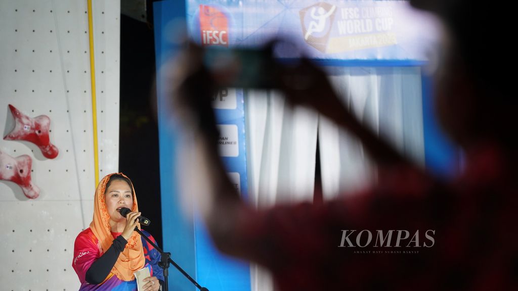 Ketua Umum Pengurus Besar Federasi Panjat Tebing Indonesia Yenny Wahid saat membuka seri ketiga Piala Dunia Panjat Tebing IFSC 2023 di Kompleks Gelora Bung Karno, Jakarta, Sabtu (6/5/2023). 