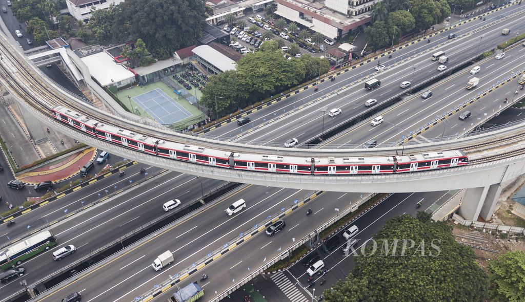 Rangkaian moda transportasi kereta ringan (LRT) melintas di lengkung jembatan bentang (<i>loongspan</i>) di atas Jalan Gatot Subroto, Jakarta, Selasa (29/08/2023). LRT Jabodebek yang baru beroperasi ini melengkapi transportasi publik yang telah dibangun pemerintah pusat dan Pemrov DKI Jakarta, yaitu angkutan massal cepat (MRT) Jakarta, kereta rel listrik (KRL), dan kereta bandara, serta yang dibangun Pemrov DKI, yaitu LRT Jakarta dan Transjakarta. 